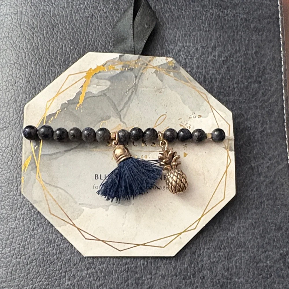 Chic Black Beaded Bracelet with Gold Pineapple Charm - Picture 1 of 3